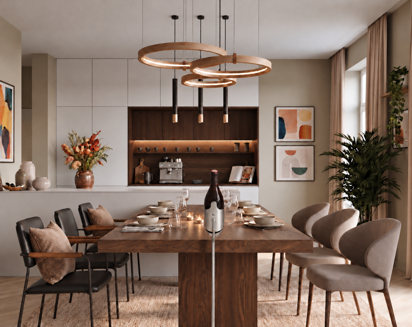 Elegantes Esszimmer im natürlichen Tageslicht: Weinflasche im Chromstahl-Kühler auf dem Ständer, mittig vor dem gedeckten Esstisch